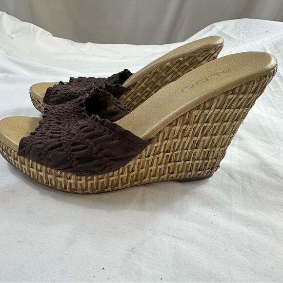 Wedge sandals from Aldo. Size 38 which it says is a 7 in US size - Picture 3 of 8